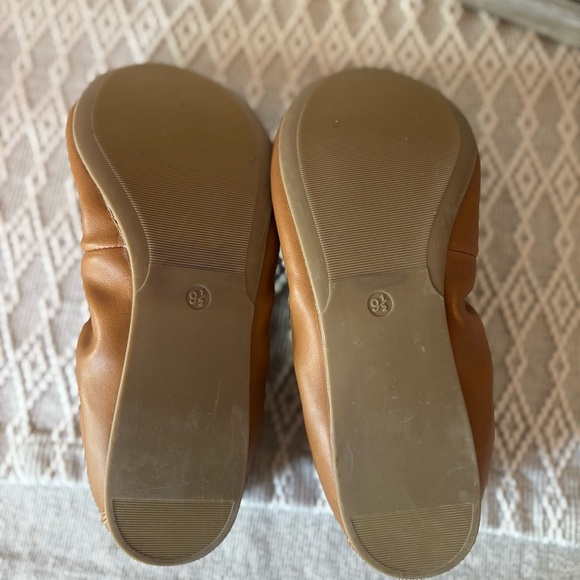 r2 Fairfax Size 9.5 Elastic Ballet Flat. Brown. Round toe. Easy slip on. - Picture 4 of 5